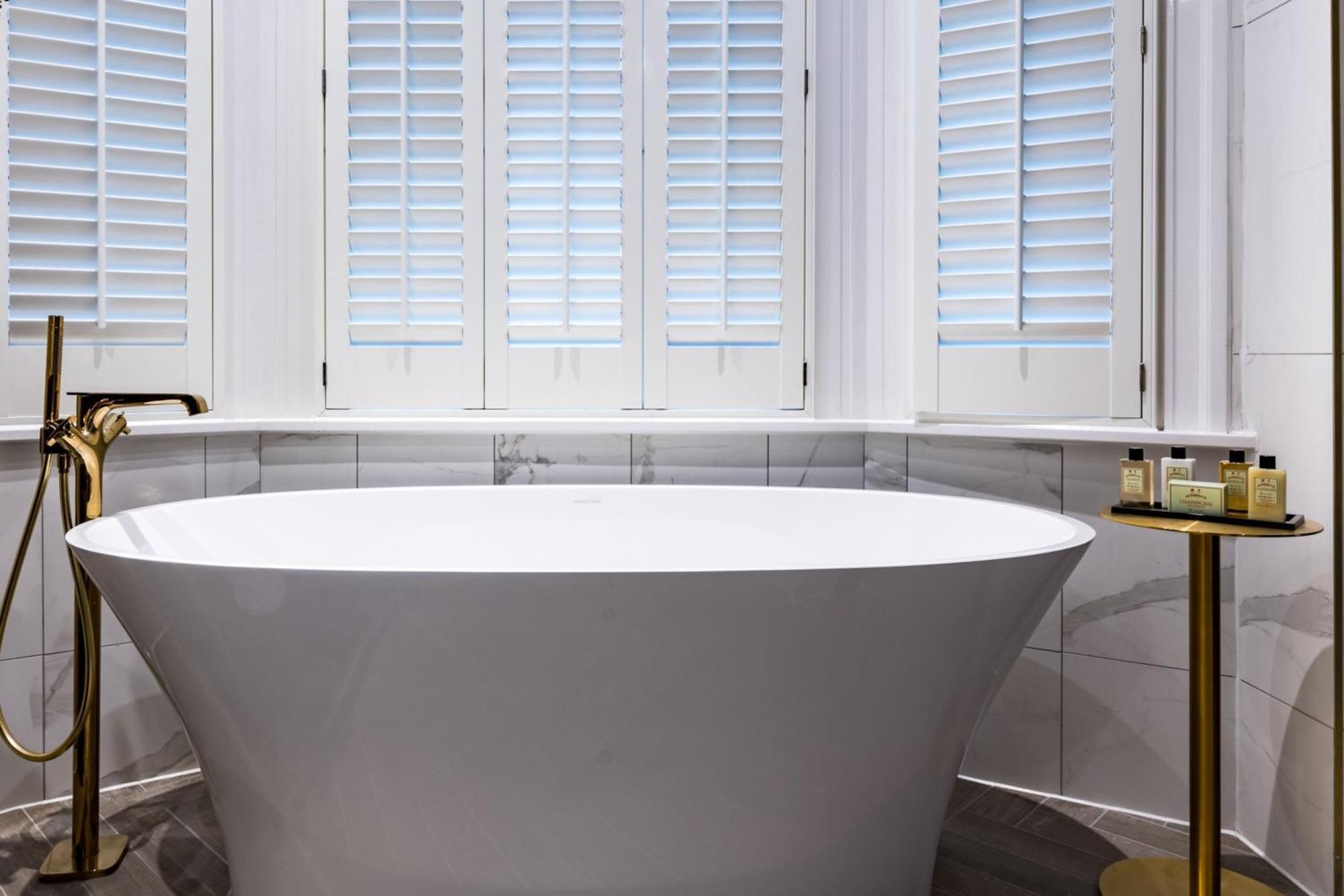 Stock Exchange Hotel, Manchester, Autograph Collection Εξωτερικό φωτογραφία Bathroom shutters